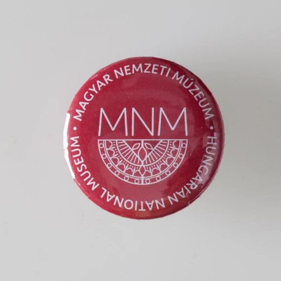 Kitűző MNM piros/kék