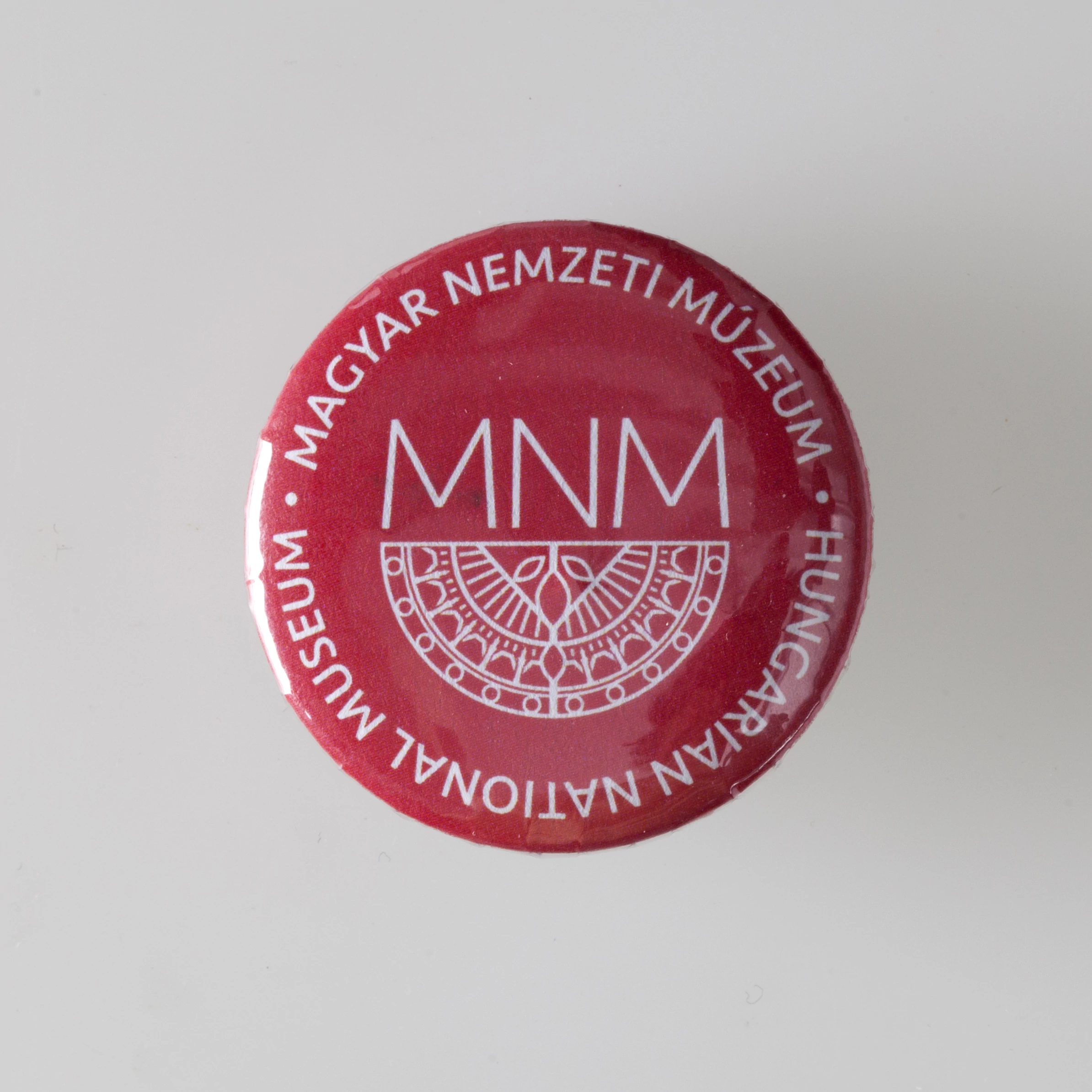 Kitűző MNM piros/kék